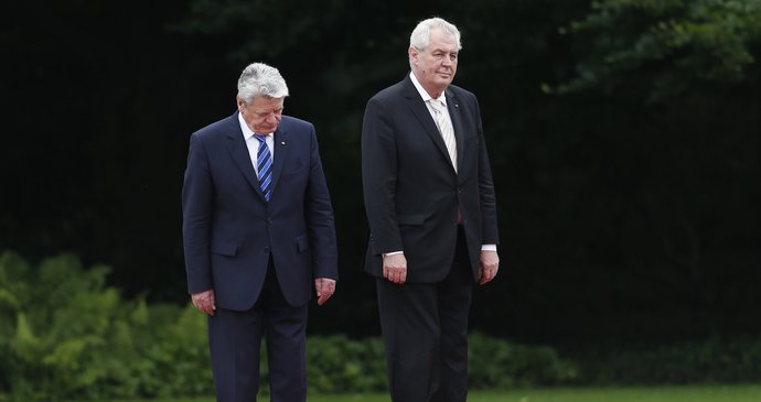 Prezidenti Joachim Gauck a Miloš Zeman před cestou po červeném koberci během vojenské přehlídky