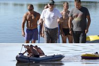 Kapitán Zeman vyrazil s ochrankou na vodu: Jen pádlujte!
