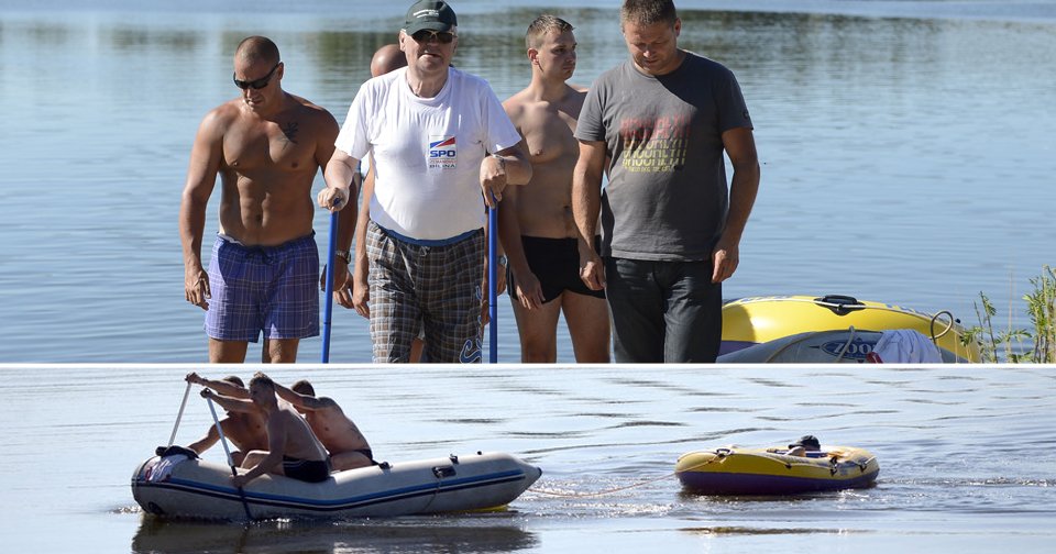 Český prezident si opět hoví na člunu, s pomocí ochranky