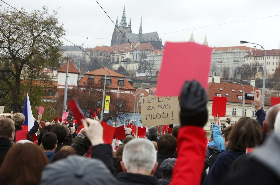 Demonstranti se 17. listopadu 2014 vydali na Hrad vyjádřit nesouhlas s prezidentem Milošem Zemanem.