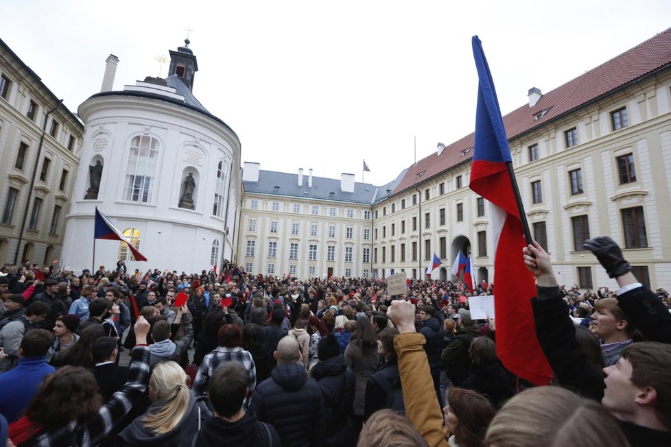 Demonstranti se 17. listopadu 2014 vydali na Hrad vyjádřit nesouhlas s prezidentem Milošem Zemanem