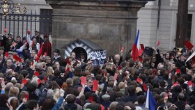 Demonstranti se 17. listopadu 2014 vydali na Hrad vyjádřit nesouhlas s prezidentem Milošem Zemanem