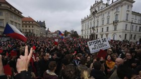 Demonstranti se 17. listopadu 2014 vydali na Hrad vyjádřit nesouhlas s prezidentem Milošem Zemanem