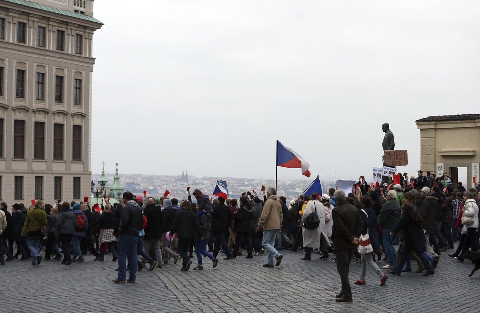 Demonstranti se 17. listopadu 2014 vydali na Hrad vyjádřit nesouhlas s prezidentem Milošem Zemanem.