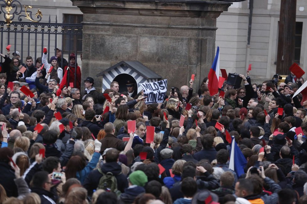 Demonstranti se 17. listopadu 2014 vydali na Hrad vyjádřit nesouhlas s prezidentem Milošem Zemanem