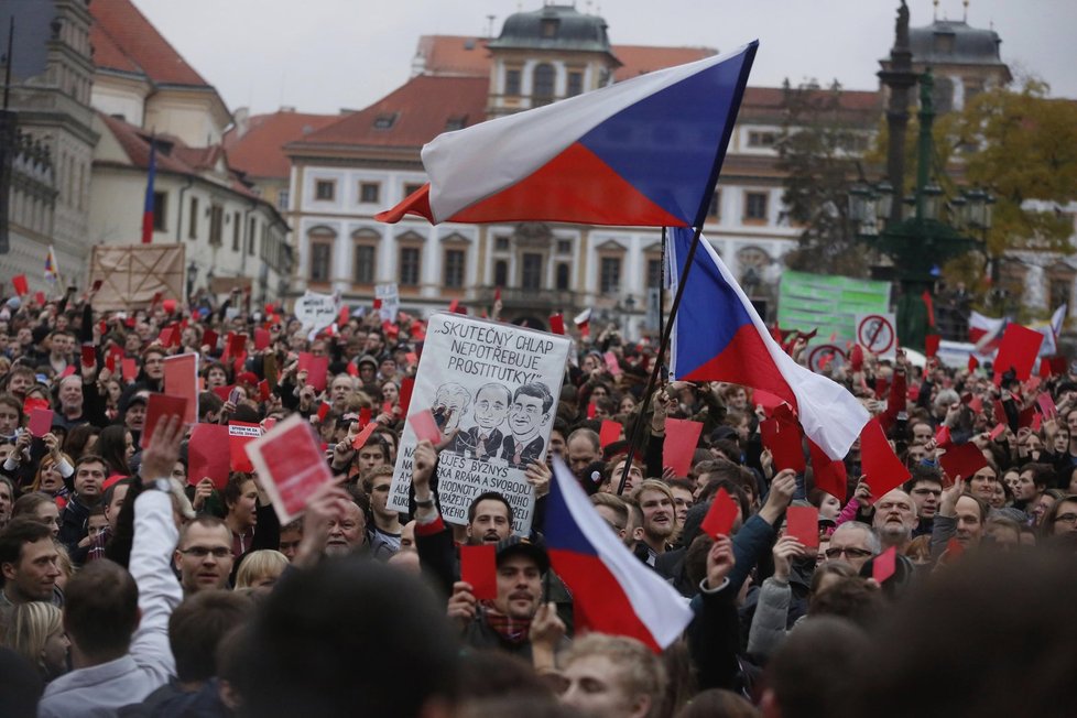 Demonstranti se 17. listopadu 2014 vydali na Hrad vyjádřit nesouhlas s prezidentem Milošem Zemanem.