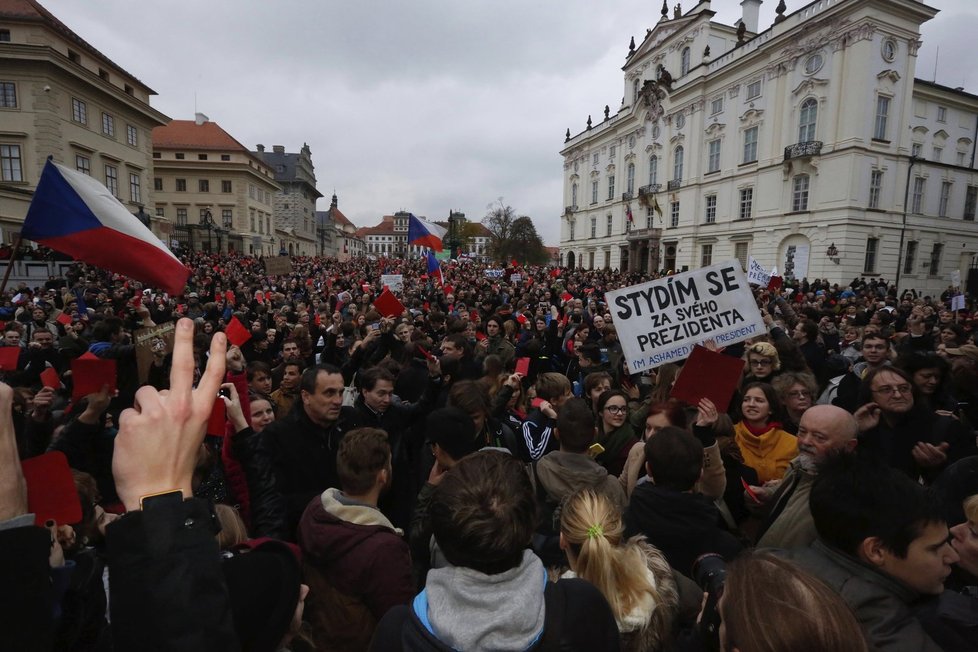 Demonstranti se 17. listopadu 2014 vydali na Hrad vyjádřit nesouhlas s prezidentem Milošem Zemanem