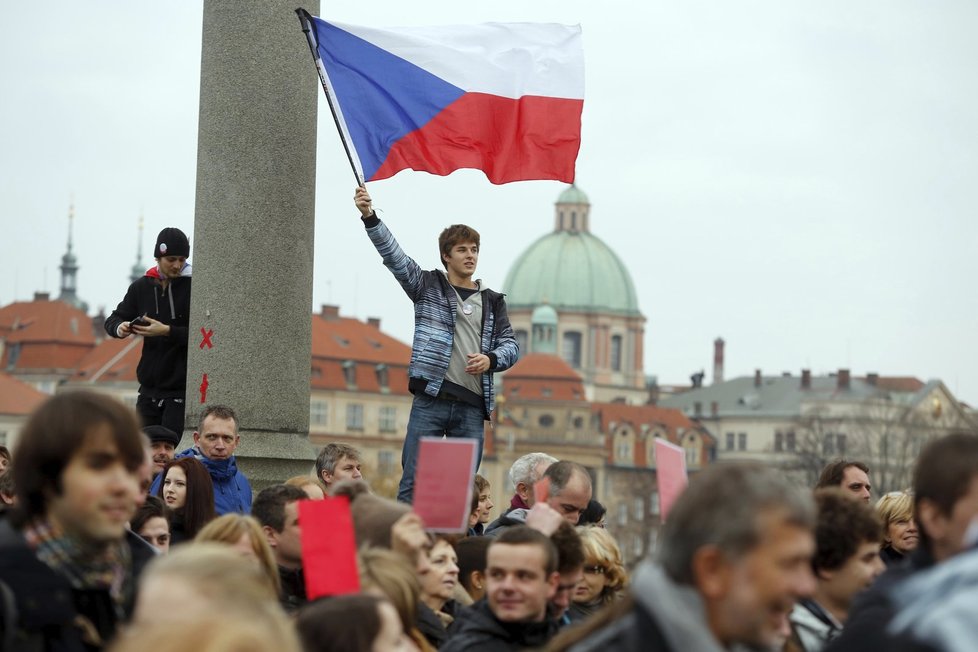 Demonstranti se 17. listopadu 2014 vydali na Hrad vyjádřit nesouhlas s prezidentem Milošem Zemanem