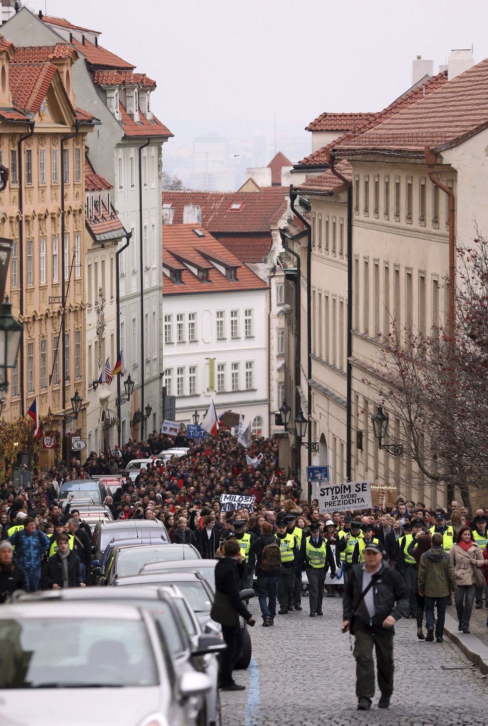 Demonstranti se 17. listopadu 2014 vydali na Hrad vyjádřit nesouhlas s prezidentem Milošem Zemanem