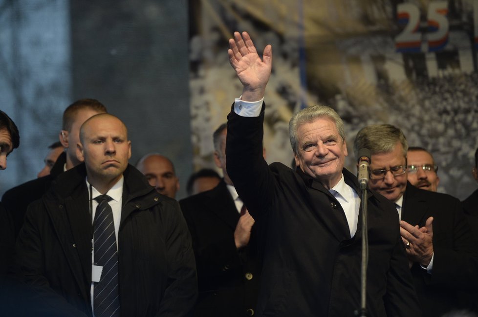 Německý prezident Joachim Gauck dostal podle Hradu zásah od jednoho z demonstrantů přímo do spánku