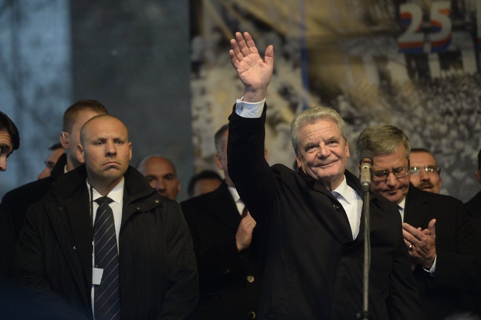 Německý prezident Joachim Gauck dostal podle Hradu zásah od jednoho z demonstrantů přímo do spánku.