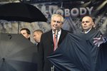 Miloše Zemana se snažili chránit 17. listopadu 2014 deštníky před zlobou davu nespokojených občanů.