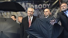 Miloše Zemana se snažili chránit 17. listopadu 2014 deštníky před zlobou davu nespokojených občanů.