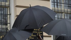 25 let od sametu: Prezidenta Zemana při odhalení pamětní desky na Albertově vypískali. Házeli po něm i vejce a další předměty