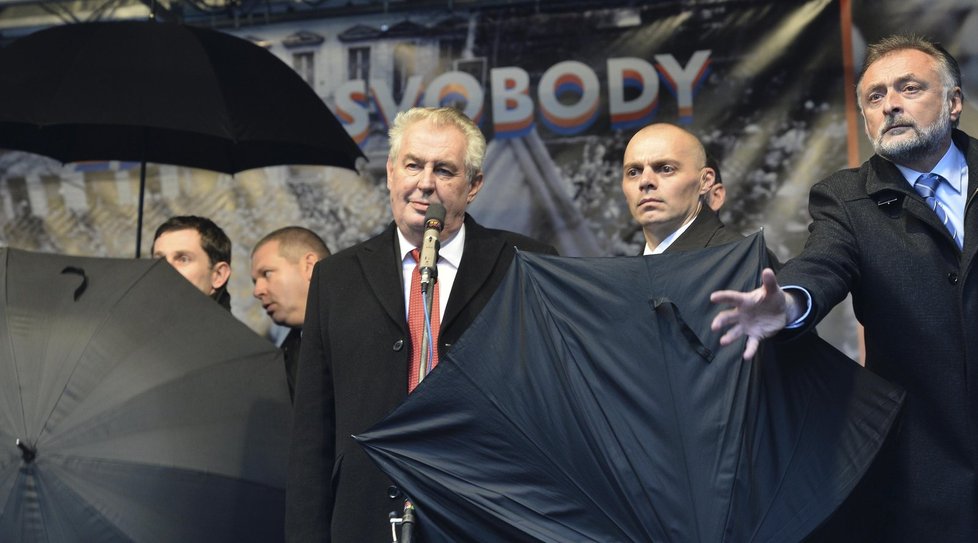 Miloše Zemana se snažili bodyguardi chránit 17. listopadu 2014 deštníky před zlobou davu nespokojených občanů.