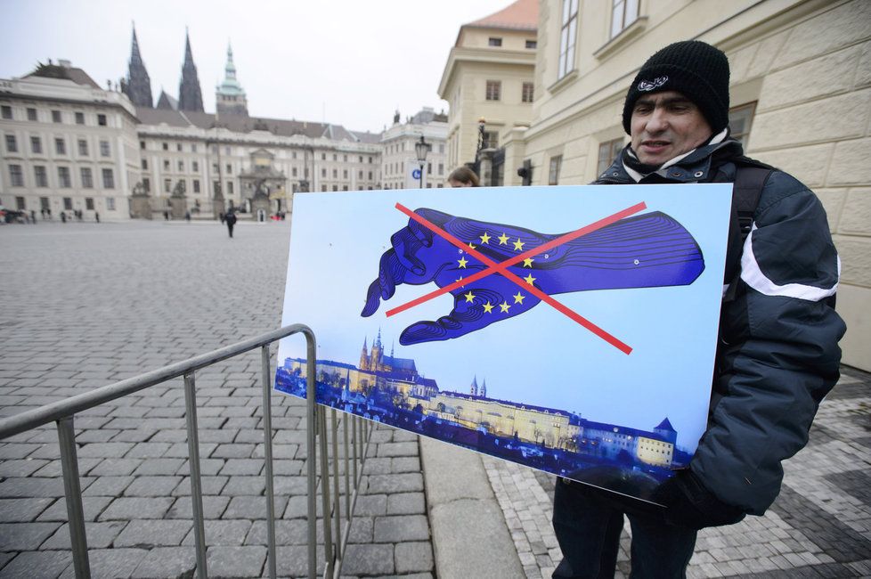 2013: Protest proti vztyčení vlajky EU nad Pražským hradem