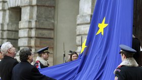 Zeman společně se šéfem Evropské komise Barrosem vztyčuje nad Pražským hradem vlajku EU