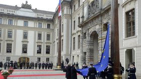 Slavnostní vztyčení vlajky Eu nad Pražským hradem: Hrála česká hymna i Beethovenova Óda na radost