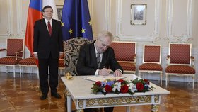 Podepsání eurovalu prezidentem Zemanem řada českých politiků schválila