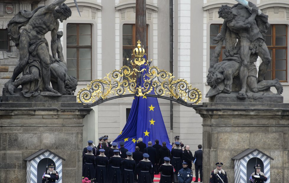 2013: Vztyčení vlajky EU nad Pražským hradem