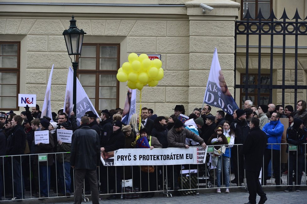 2013: Na Hradčanském náměstí se protestovalo proti vztyčení vlajky EU a podepsání eurovalu