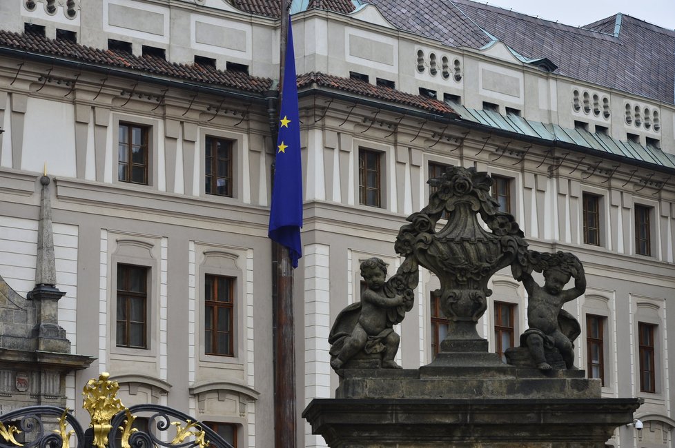 Vlajka EU stoupá na stožár před Pražským hradem