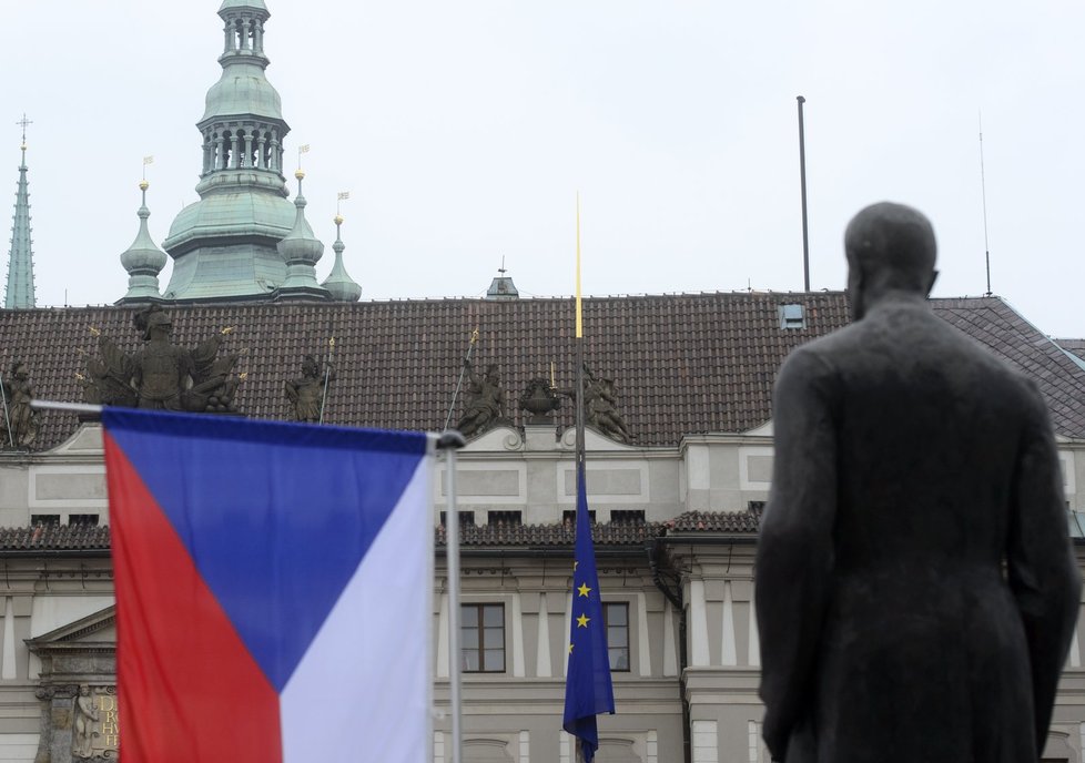 Tatíček Masaryk přihlížel tomu, jak 9 let od vstupu do unie zavlála nad Hradem vlajka EU.