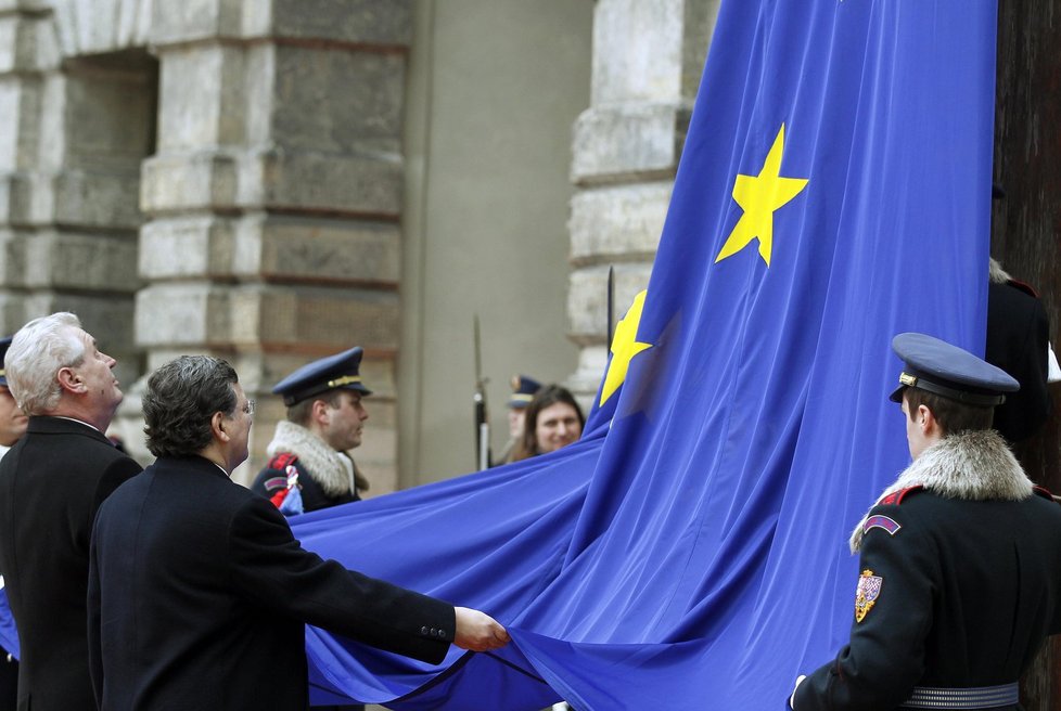 Zeman společně se šéfem Evropské komise Barrosem vztyčuje nad Pražským hradem vlajku EU