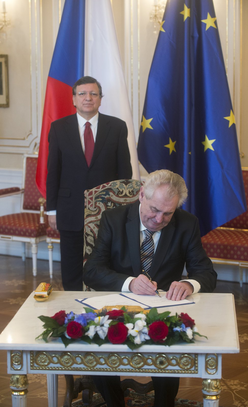 Miloš Zeman podepisuje jako poslední z prezidentů EU euroval, přes rameno mu nakukuje šéf Evropské komise Barroso.