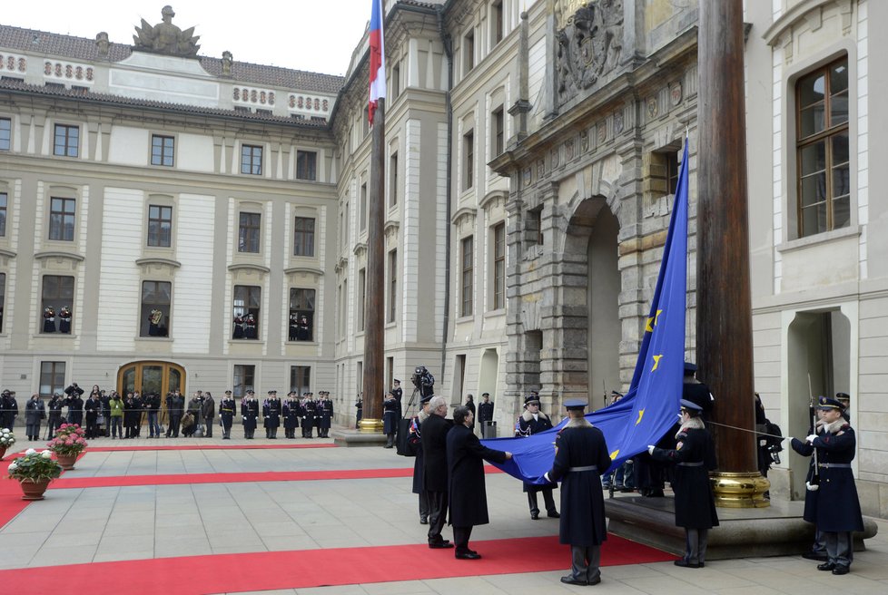 Slavnostní vztyčení vlajky EU nad Pražským hradem: Hrála česká hymna i Beethovenova Óda na radost