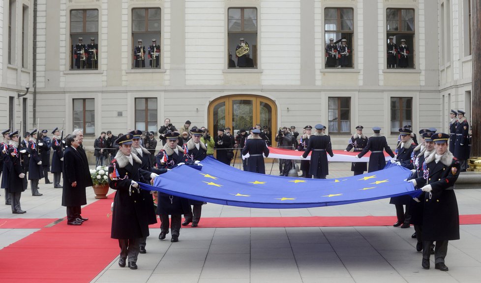 Hradní stráž přináší vlajky EU a Česka