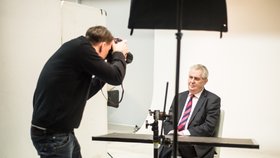 Pozor, pane prezidente, vyletí ptáček! Fotograf Herbert Slavík a prezident Miloš Zeman