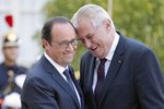 Veselé přivítání v Paříži: Francoise Hollande a Miloš Zeman