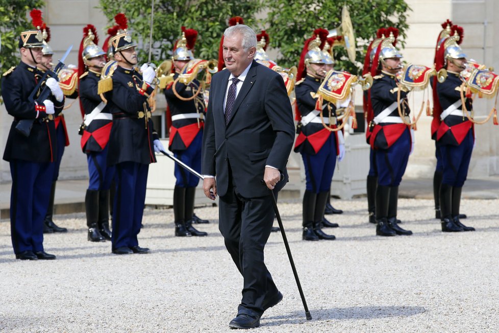 Miloš Zeman vyrazil i za francouzským prezidentem o své hůlce