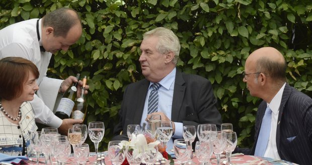 Prezident Miloš Zeman s francouzským velvyslancem Pierrem Lévym