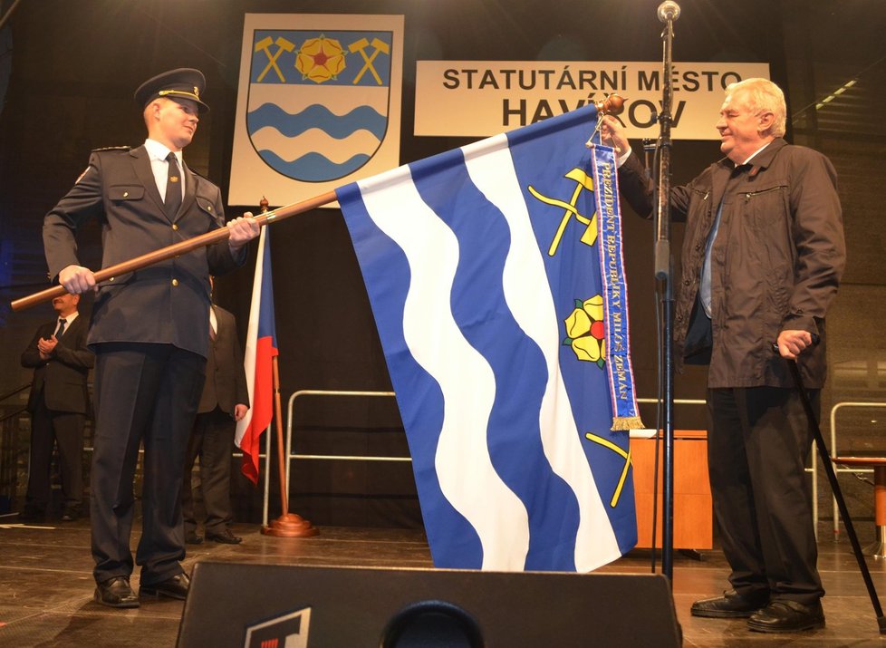 Miloš Zeman dekoroval havířovský prapor.