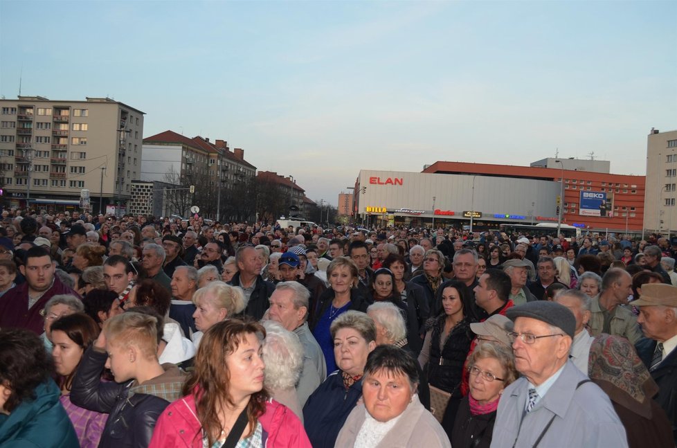 Zeman zaplnil náměstí v Havířově: Na prezidenta se přišla podívat řada lidí