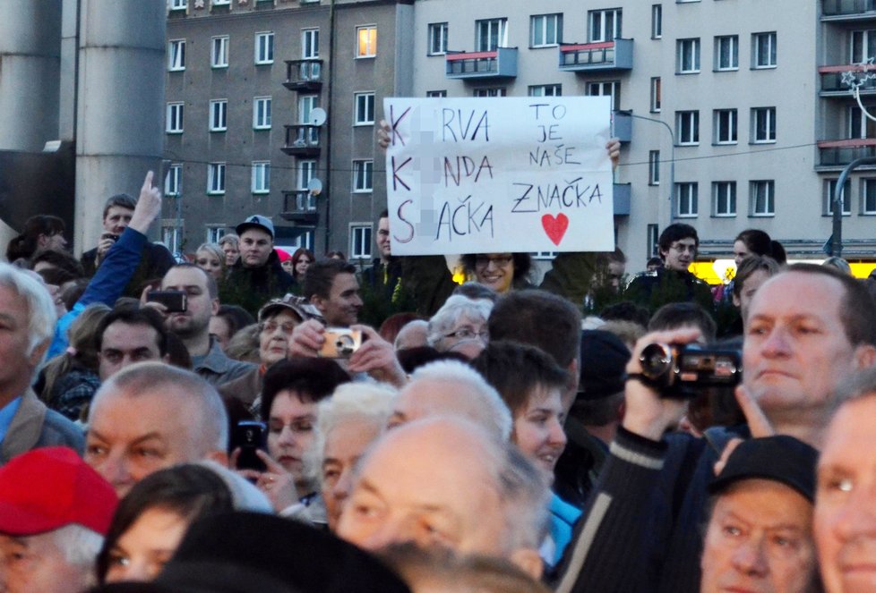 Miloše Zemana vítal v Havířově i tenhle transparent, odkazující na jeho vulgarity.