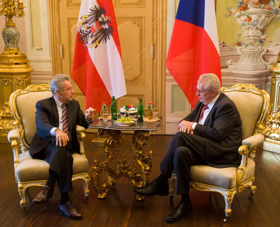 Foto z jednání Miloše Zemana a rakouského prezidenta Heinze Fischera