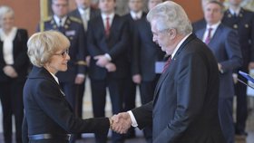 Prezident Zeman při jmenování ministrů Sobotkova kabinetu: s Helenou Válkovou