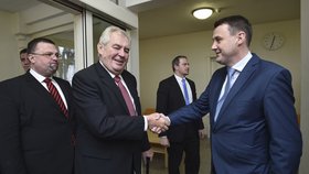 Prezident Miloš Zeman slavnostně otevřel první hospic v Libereckém kraji. Vpravo hejtman Martin Půta