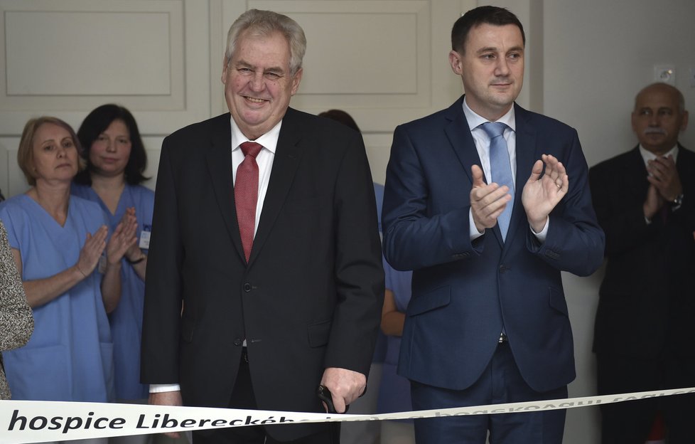 Prezident Miloš Zeman slavnostně otevřel první hospic v Libereckém kraji. Vpravo hejtman Martin Půta