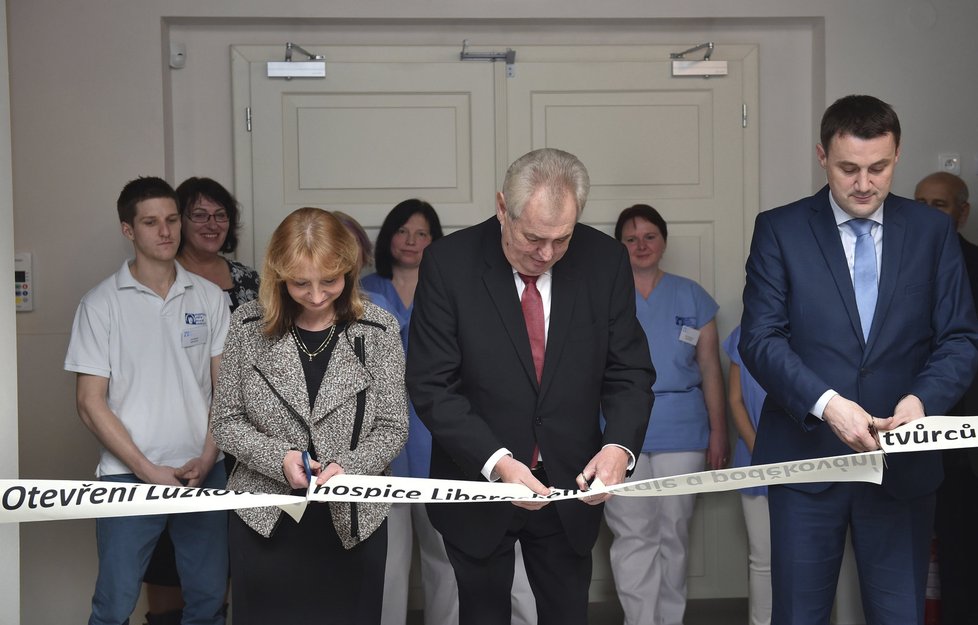 Prezident Miloš Zeman slavnostně otevřel první hospic v Libereckém kraji. Vpravo hejtman Martin Půta