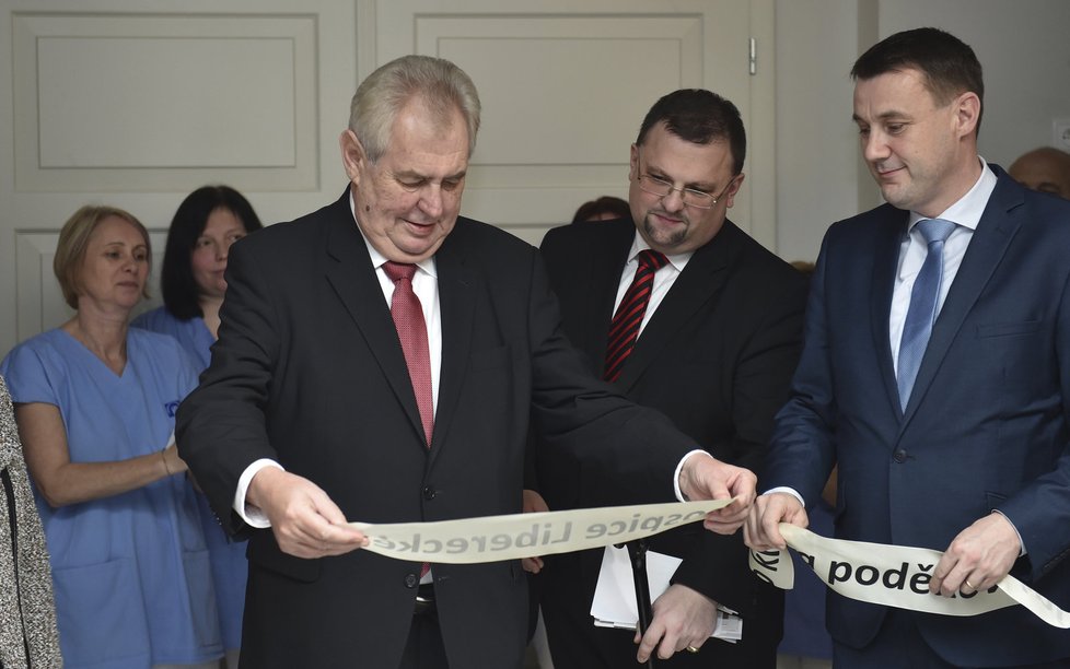 Prezident Miloš Zeman slavnostně otevřel první hospic v Libereckém kraji. Vpravo hejtman Martin Půta