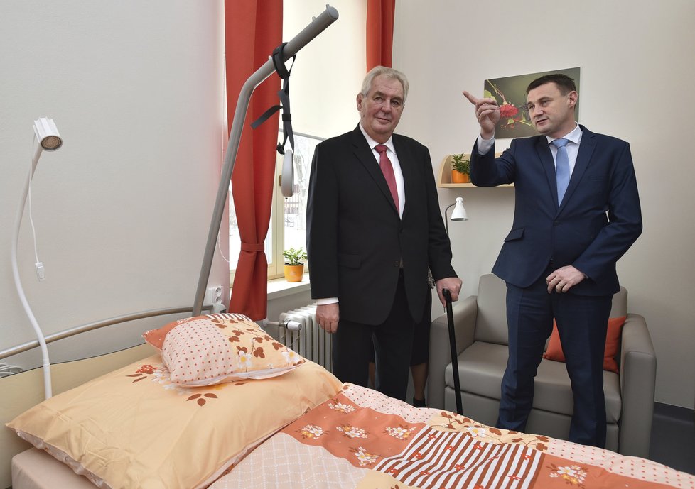 Prezident Miloš Zeman slavnostně otevřel první hospic v Libereckém kraji. Vpravo hejtman Martin Půta.