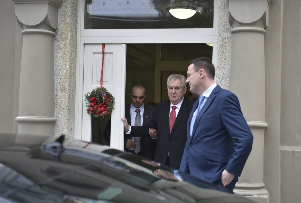 Prezident Miloš Zeman slavnostně otevřel první hospic v Libereckém kraji. Vpravo hejtman Martin Půta