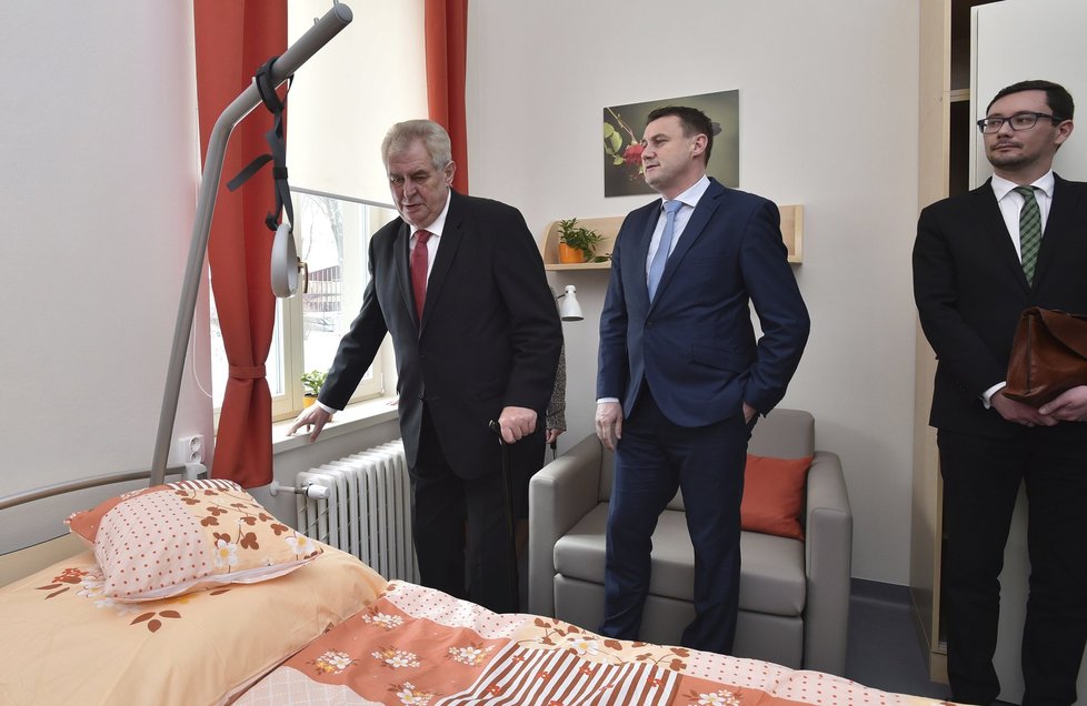 Miloš Zeman při slavnostním otevření prvního hospicu v Libereckém kraji spolu s hejtmanem Půtou a mluvčím Ovčáčkem