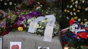 Na hrobě Václava Havla je kromě prezidentského věnce i věnec od vdovy dagmar