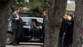 Miloš Zeman vystupuje před hřbitovem na pražských Vinohradech. Vyrazil uctít památku Václava Havla