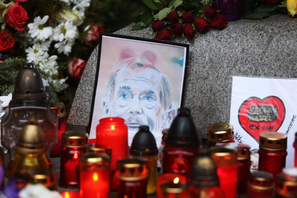 Obrázek z hrobu Václava Havla: Lidé si připomínají druhé výročí od smrti exprezidenta